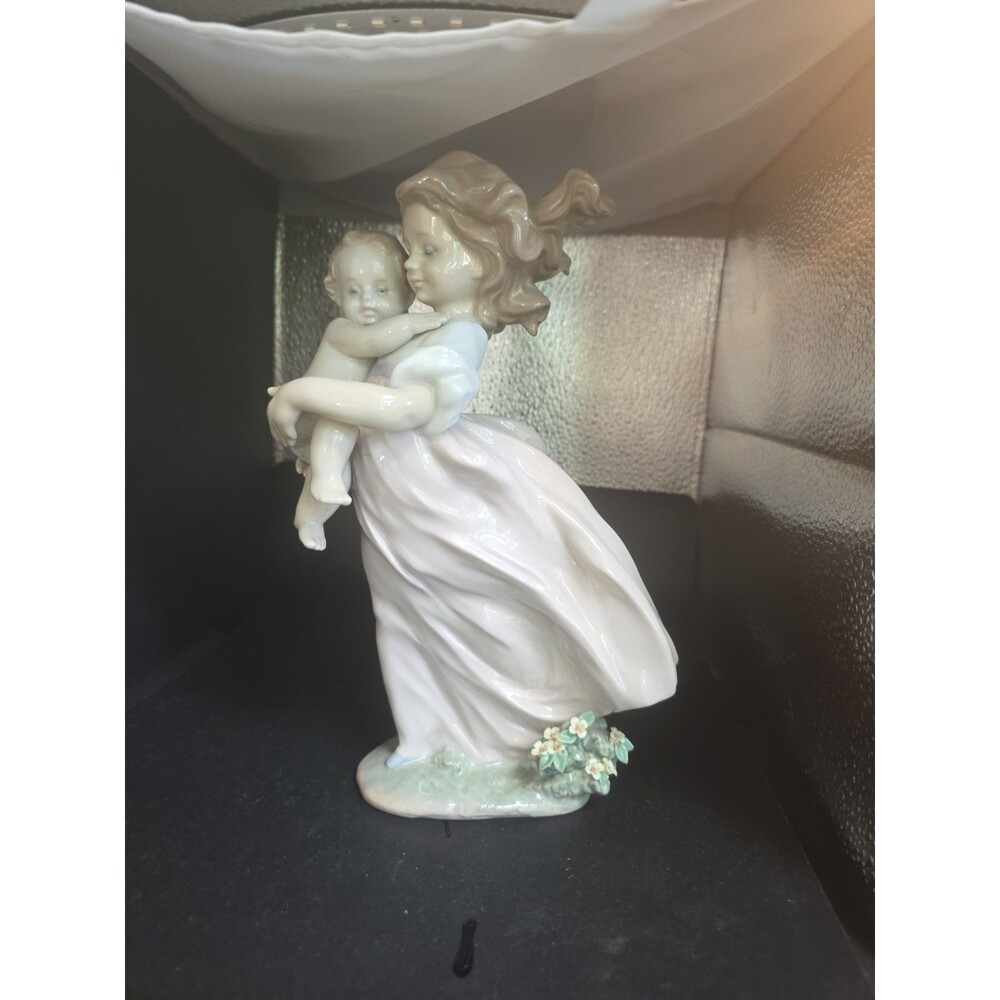 Lladro Figurine 6681 Playing Mom, Mint, Retired, Girl, Baby no box